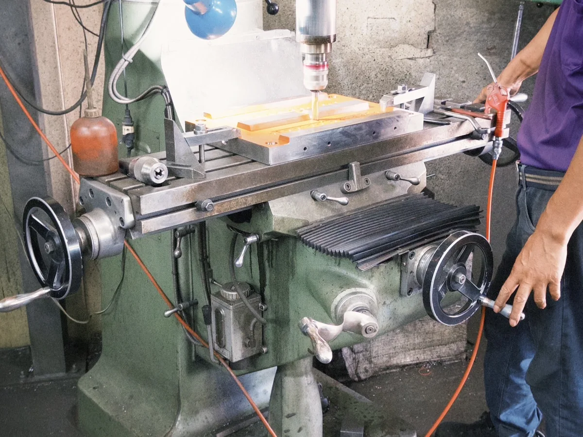 仕峯模具製作現場，技師在加工機台旁操作